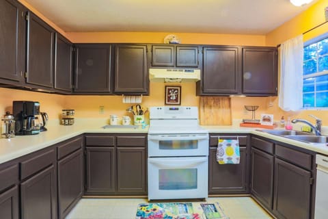 There's plenty of room in the kitchen for you and your guests to prepare your meals.