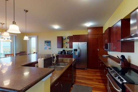 Large kitchen with all the tools to make a great meal!