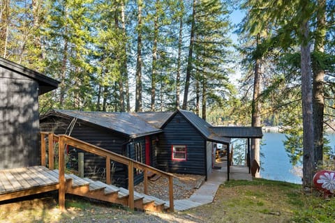 This cabin sits on a 1/2 acre high bank, waterfront lot w/ 18 steps from parking to cabin