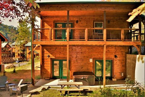The perfect backyard! Hot tub, Grill, Firepit, Game room, picnic table