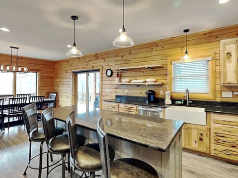 Full Kitchen - Breakfast Bar Seating for 4