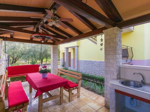 Table, Furniture, Building, Property, Kitchen Sink, Sink, Flowerpot, Houseplant, Window, Plant