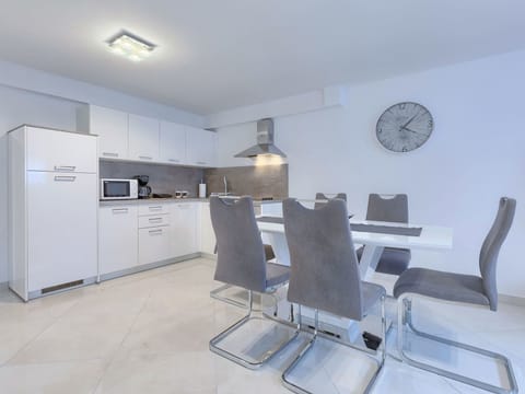 Room, Property, Interior Design, Furniture, Building, Ceiling, Floor, Table, Design, House