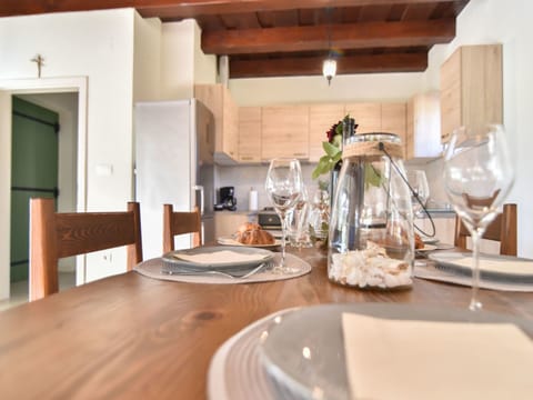 Countertop, Room, Property, Interior Design, Furniture, Kitchen, Building, Dining Room, House, Table