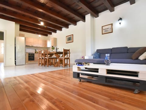 Floor, Wood Flooring, Room, Property, Hardwood, Furniture, Interior Design, Building, Laminate Flooring, Living Room