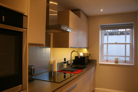 Kitchen, with blinds