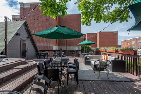 Outdoor dining and Sun bathing space