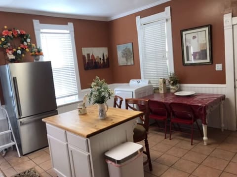 Kitchen Island with Washer/Dryer in unit 