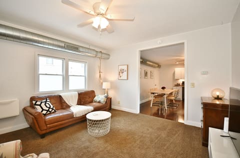 Living room w/ up to 1Gb up/down wifi, extra bedding, big TV & Roku streaming