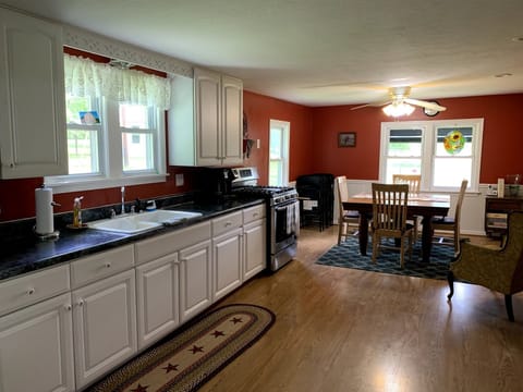 Nice farm kitchen and dining area - great for family meals and game nights