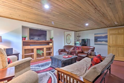 Entertainment Room | Mini Fridge | Microwave