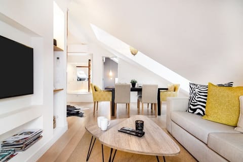 "Wir hatten vier wunderschöne Tage in Lissabon. Das Appartement liegt sehr zentral, alle Sehenswürdigkeiten sind gut erreichbar, es gibt eine Vielzahl toller Restaurants und Einkaufsmöglichkeiten." Martin - Aachen, Germany