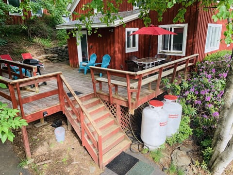 Relax and enjoy a spacious and shady deck
Grill, chaise lounges,dining outdoors