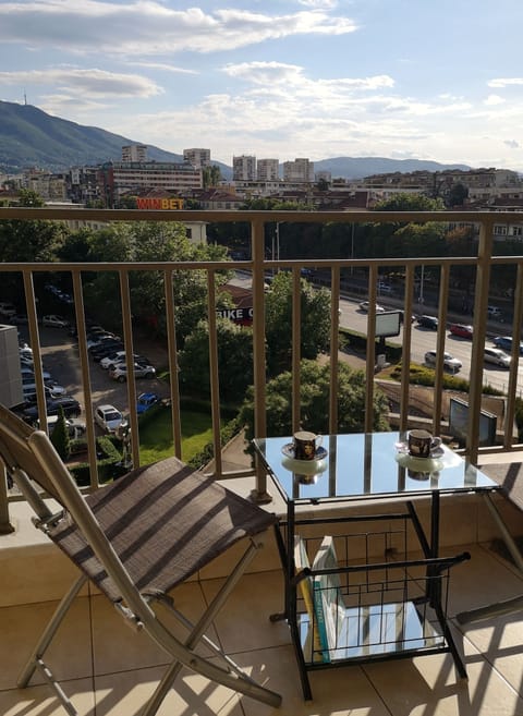 A balcony offering stunning mountain views