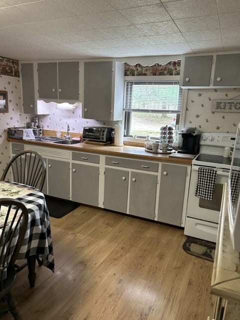 Large eat-in kitchen 