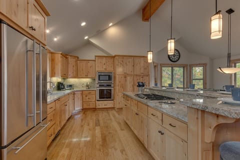 - Spacious kitchen with granite counters  
- Stainless steel appliances and double oven  
- Tahoe cabin rental with chef-inspired setup