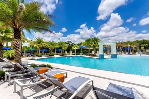 The luxurious walk-in community pool is free to all guests!