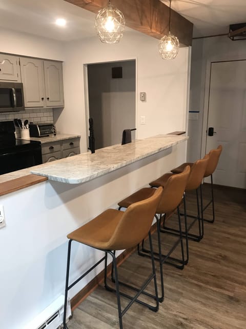 Breakfast Bar + Kitchen