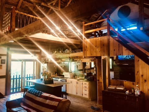Renovated unique Barn -one of a kind experience -a cozy "anytime" getaway