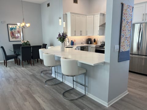 Remodeled condo with high ceilings. Brand new kitchen!!