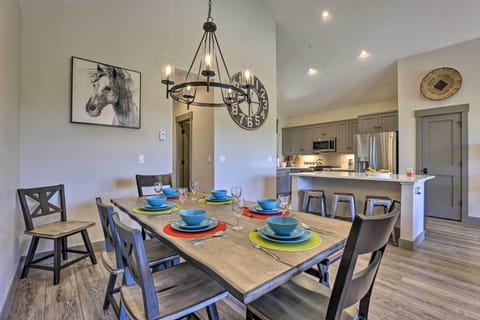 Living Room | 6-Person Dining Table