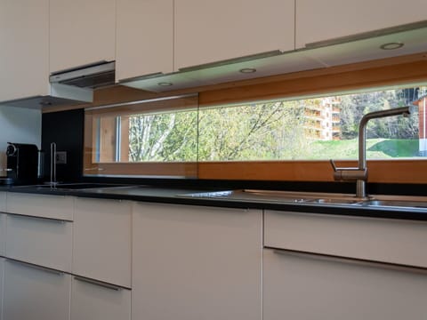 Building, Window, Cabinetry, Wood, Material Property, Shade, Flooring, Rectangle, Glass