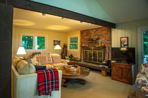 Living room w/fireplace and tv
