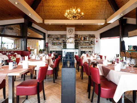 Table, Furniture, Chair, Lighting, Interior Design, Hall, Building, Decoration, Event, Ceiling
