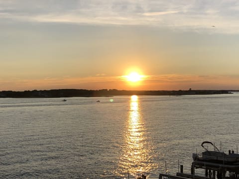 FREE SUNSETS EVERY DAY !