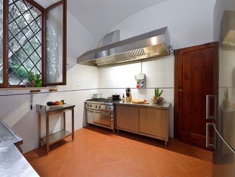 Countertop, Room, Furniture, Property, Floor, Cabinetry, Kitchen, Building, Kitchen Stove, Interior Design