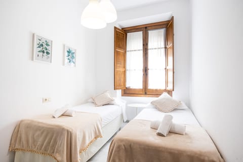 Bed,Photo of the whole room