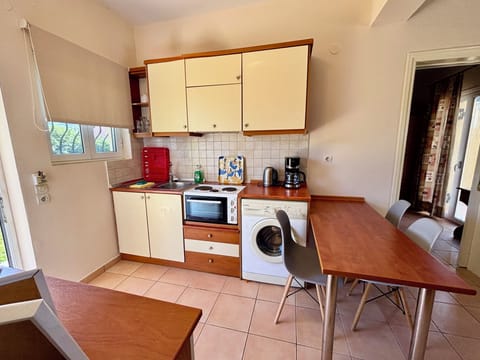 The 5 units have a stove (2 small 3 regular) & a washer (2 inside 3 outside)