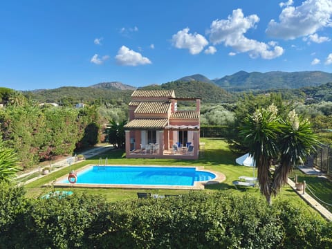 The complex offers 5 independent maisonettes, each with a private pool