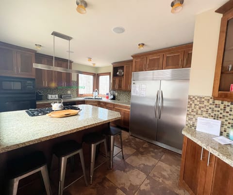 Full kitchen. - Full kitchen.