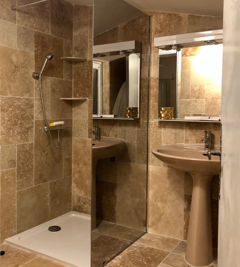 Bathroom with an walk-in shower 