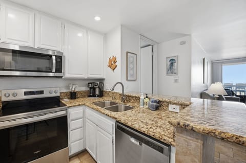 Fully stocked kitchen to make all your favorite vacation meals