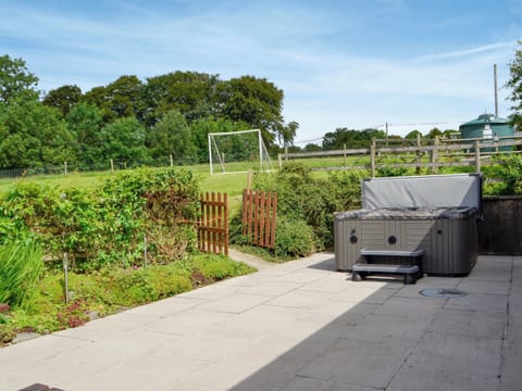 Hot tub | Caffi Sali - Pentre Bach, Blaenpennal, Aberystwyth