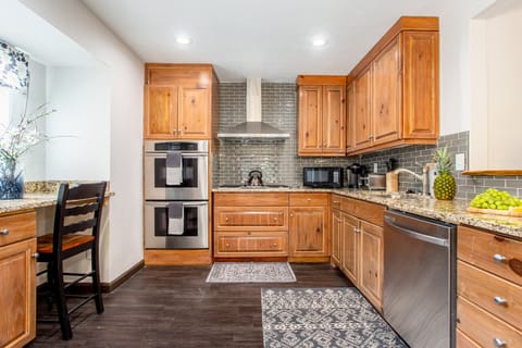 Fully- equipped kitchen with Microwave, Keurig coffee maker, 4 slice toaster.