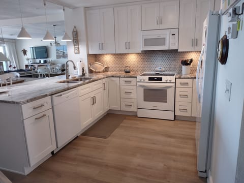 Beautiful new appliances and cabinets