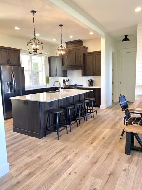 Kitchen with islandQ d seating