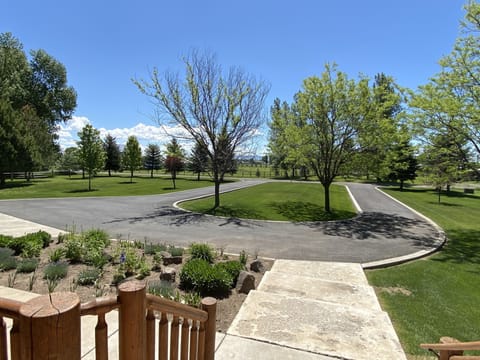 Circular drive with plenty of parking