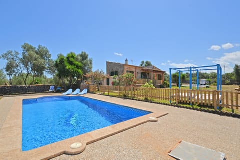 Calderitx, a charming country house with pool in Ariany, Mallorca, perfect for relaxing in a rural setting surrounded by nature.