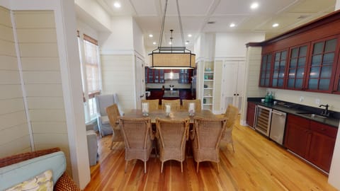 Dining Room Seating for 8 Guest and Wet Bar