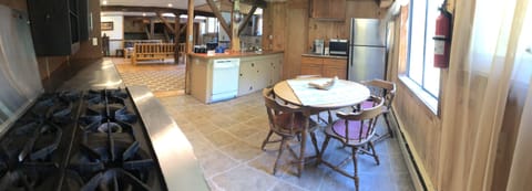 Eat in - open kitchen with professional stove