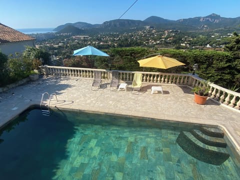 Apartment in private villa, pool and sea view Apartment in Mandelieu-La Napoule