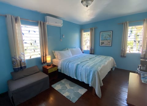 Ocean King Deluxe room with 1 king size bed and 1 single pull out futon