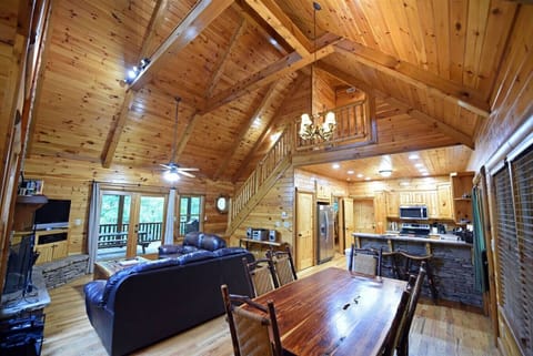Blue Ridge cabin rental with hot tub, wifi and pool table