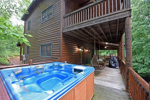 Blue Ridge cabin rental with hot tub, wifi and pool table