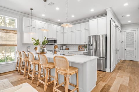 Kitchen with Breakfast Bar