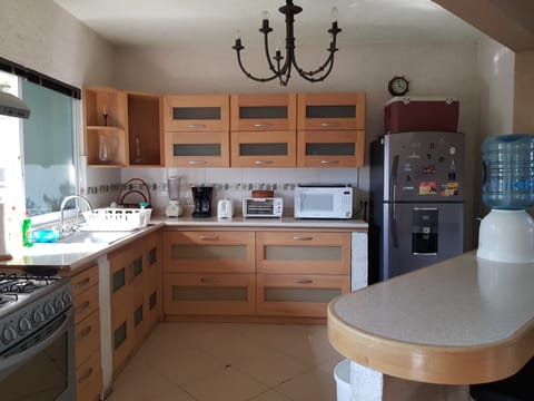 Full kitchen with stove, oven, refrigerator, microwave, toaster and juice juicer